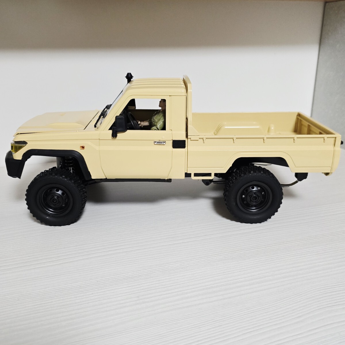 MN модель Toyota Land Cruiser 79 1/12 уличный радиоконтроллер MN-82 RTR 2.4GHz песочный бежевый б/у товар 