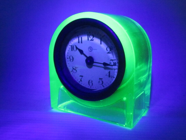 ウランガラス　置時計　ゼンマイ式 　動作確認済み　レトロ　時計 Yahoo!オークション -「ウランガラス 置時計」の落札相場・落札価格