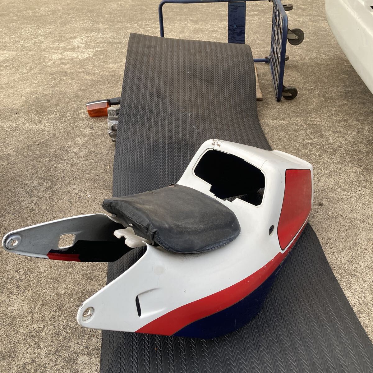 CBR400F純正テールカウル CBR400F 純正 テールカウル 黒赤 オリジナルカラー - メルカリ