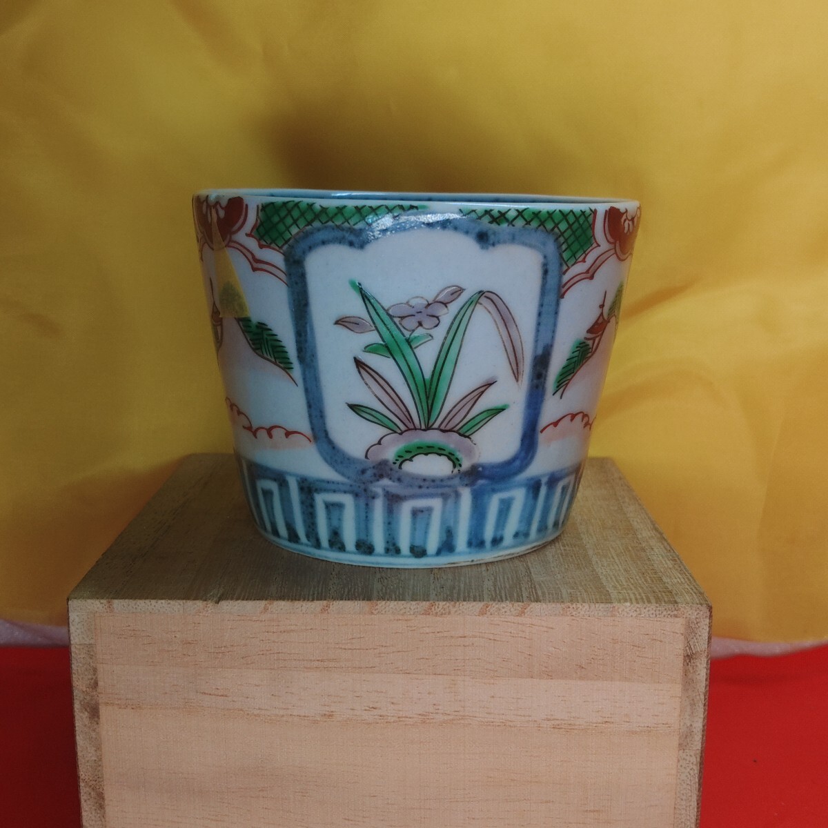 江戸中期　古伊万里　金唐草蕎麦猪口　無傷　本物保証 古伊万里 金襴手 金唐草図 大振蕎麦猪口