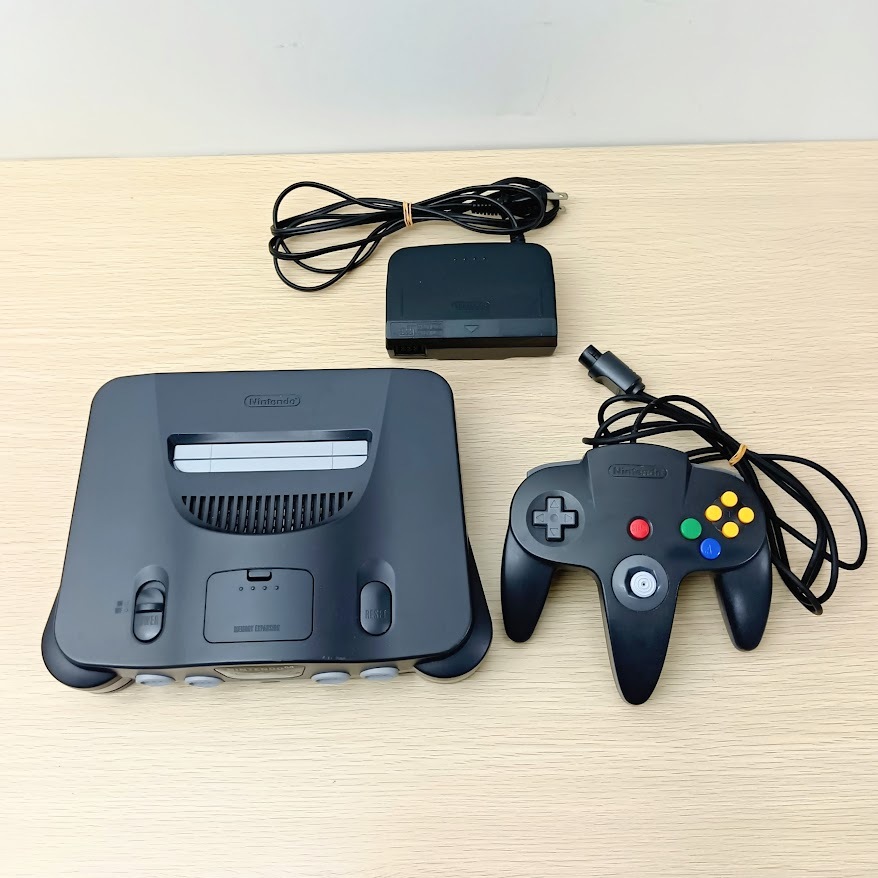 任天堂64用ソフト１個動作品の出品です。 任天堂64 ブラック 本体 動作確認済 コントローラー 箱付 ソフト