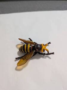 即決 スズメバチフィギュア 小さい方 ガチャおもちゃ 4g