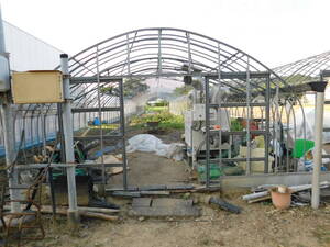 Ширина 4,5 м x 2 ряда, глубина 39 м, использовалась арочная труба винилового дома, около 12 лет, демонтирована, арки подземной части заменены