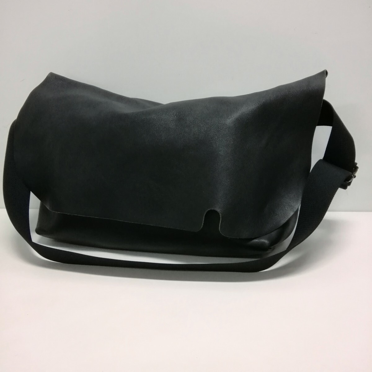 美品 uni&co レザーメッセンジャーバッグ 深緑 ショルダー ほぼ未使用 美品 uni&co レザーメッセンジャーバッグ 深緑 ショルダー ほぼ