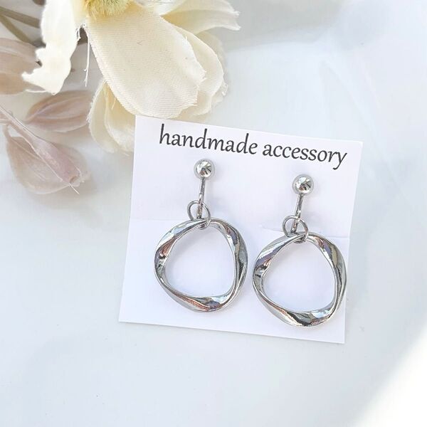 NO.208 シンプルシルバー変形フープのイヤリング/ピアス/ニッケルフリー/サージカルステンレス/金属アレルギー対応金具変更無料
