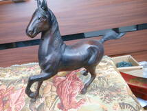 【201019H】中古 馬の置物 　「勇馬」　金属工芸 鋳物　2頭セット　一対_画像4