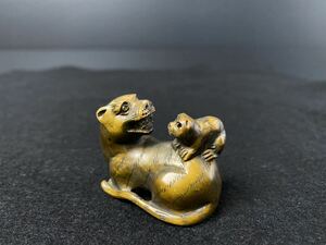 [Z024] Деревянный Netsuke Tiger Fine Sculpture Plant Tobacco