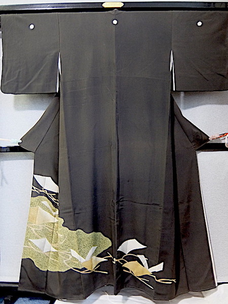 15283）　昭和レトロ黒留袖　身丈152　袖丈44,5　裄65　前巾25　後巾29,5　
