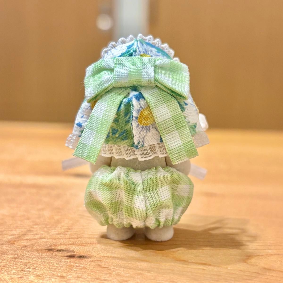 ミニチュアドール シルバニアファミリー 赤ちゃん 花柄生地とチェックリボンのバブーシュカ＋パンツ ハンドメイド