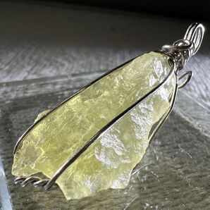 1914【未知の宇宙エネルギー】リビアングラス ペンダントトップ