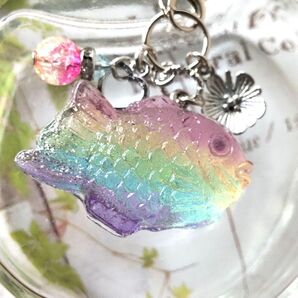 895 虹色たい焼きレジンバッグチャーム