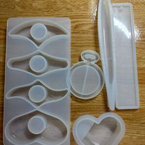 22.レジンシリコンモールド(ブックホルダー等文具5点セット)