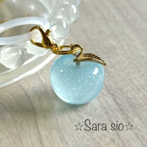 レジンチャーム 水色りんご(カラー付きラメ入り) めじるしアクセサリー アンブレラマーカー付き