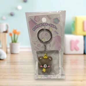 可愛いおしりを出した(^^♪クマが黄色い星を抱えたアニマルキーホルダー ①