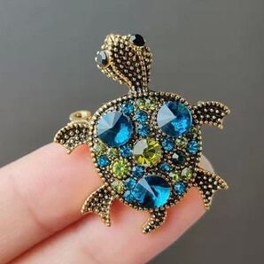 ブローチ 亀 カメ かめ ブルー 青 ラインストーン キラキラ キュート かわいい 可愛い ゴールドカラー アンティーク風 ピン
