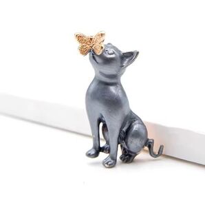 ブローチ 猫と蝶々 グレー ゴールドバタフライ かわいい 可愛い キュート ロマンチック エレガント フォーマル アクセサリーピン