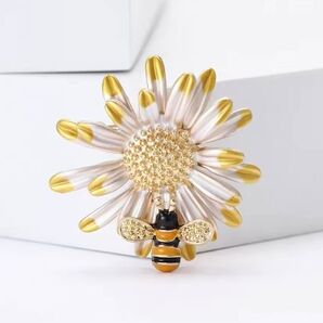 ブローチ ペンダントトップ 花と蜂 デイジー ミツバチ かわいい 可愛い キュート エレガント ロマンチック アクセサリーピン