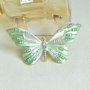 ブローチ 蝶々 グリーンバタフライ 緑 上品 エレガント かわいい 可愛い キュート フォーマル アクセサリーピン