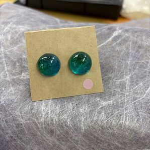 レジンカボションピアス ブルーグリーン 2個セット 星屑 未使用