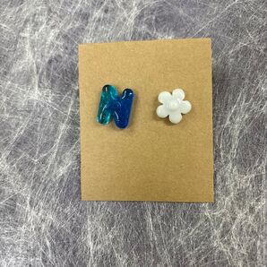 Nと花のモチーフピアス ブルー ホワイト 2個セット