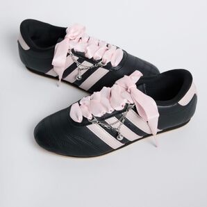 新品未使用 アディダス adidas スニーカー アクセサリーのみ 左右