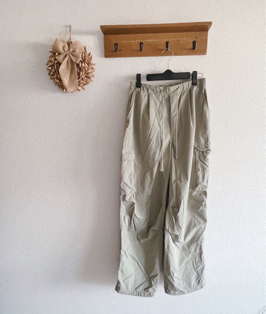 ユニクロ パラシュートパンツ ウエストゴム M 無地　イージーパンツ　ダンス　カーゴパンツ　カーキ　ワイドパンツ