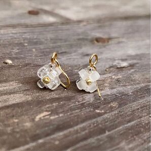 ビーズで小さな花ピアスorイヤリング(ホワイト)