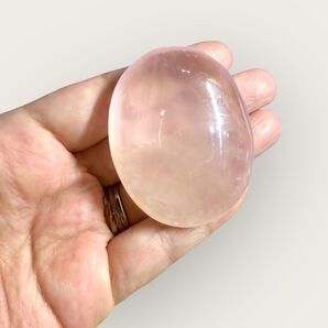 ローズクォーツ パームストーン 握り石 ※少々黄色がかっています 天然石 パワーストーン
