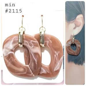 #2115 ピンクベージュの大きなマーブルチェーンピアス