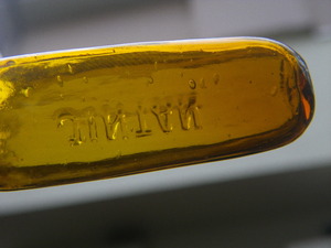 古い瓶　空き瓶　ミニボトル　アンバー　琥珀色　レトロ　アンティーク　エンボス　JINTAN　瓶　仁丹　薬瓶