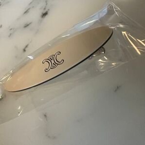 Cロゴが特徴的なヘアクリップ白