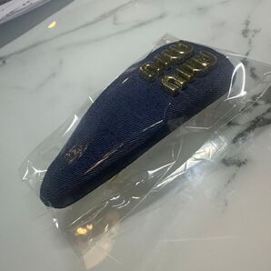 miuロゴが特徴的なヘアクリップデニム色