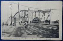 東京名所「両国橋」＜明治40～大正7年制作＞　※東京市電の周りには荷車が行きかい、ポリスボックスの横には赤子を背負った女性。_画像1