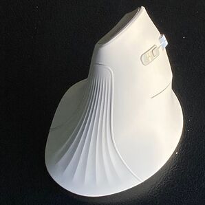 UGREEN 人間工学に基づいたエルゴノミクスデザインのワイヤレス縦型、腱鞘炎防止静音マウスです。