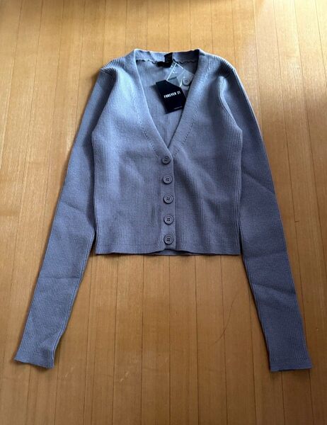 未使用タグ付き FOREVER21 ショートリブニットカーディガン 長袖 Vネック グレー S 細見え効果 フォーエバー21