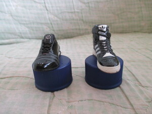  sneakers * bottle cap * 2 kind set 