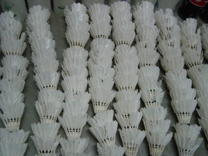  used badminton Shuttle 130 piece base strike ., knock,tos batting, handicrafts etc. regular price 35000 jpy corresponding 