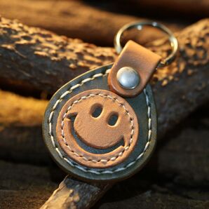 栃木レザー社 カラーヌメ使用 ハンドメイド レザーニコちゃんキーホルダー