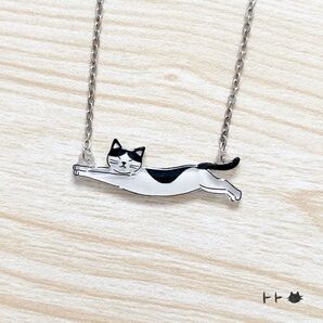 伸びる猫 ネックレス ハチワレ猫