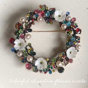 カラフルなラインストーンのフラワーサークル ブローチ プレゼント お花 フェイクパール アンティーク調