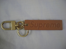 新品 国内正規品 SUPREME シュプリーム × LOUIS VUITTON ルイヴィトン DOWNTOWN TAB BAG CHARM & KEY HOLDER ヌメ革 キーホルダー_画像2