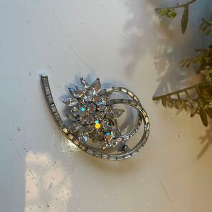 ラインストーン ブローチ シルバー キラキラ