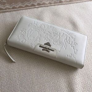 超美品 サマンサタバサ x ディズニー コラボ シンデレラ ラウンドファスナー 長財布 コーチ フルラ マイケルコース 4℃ 白