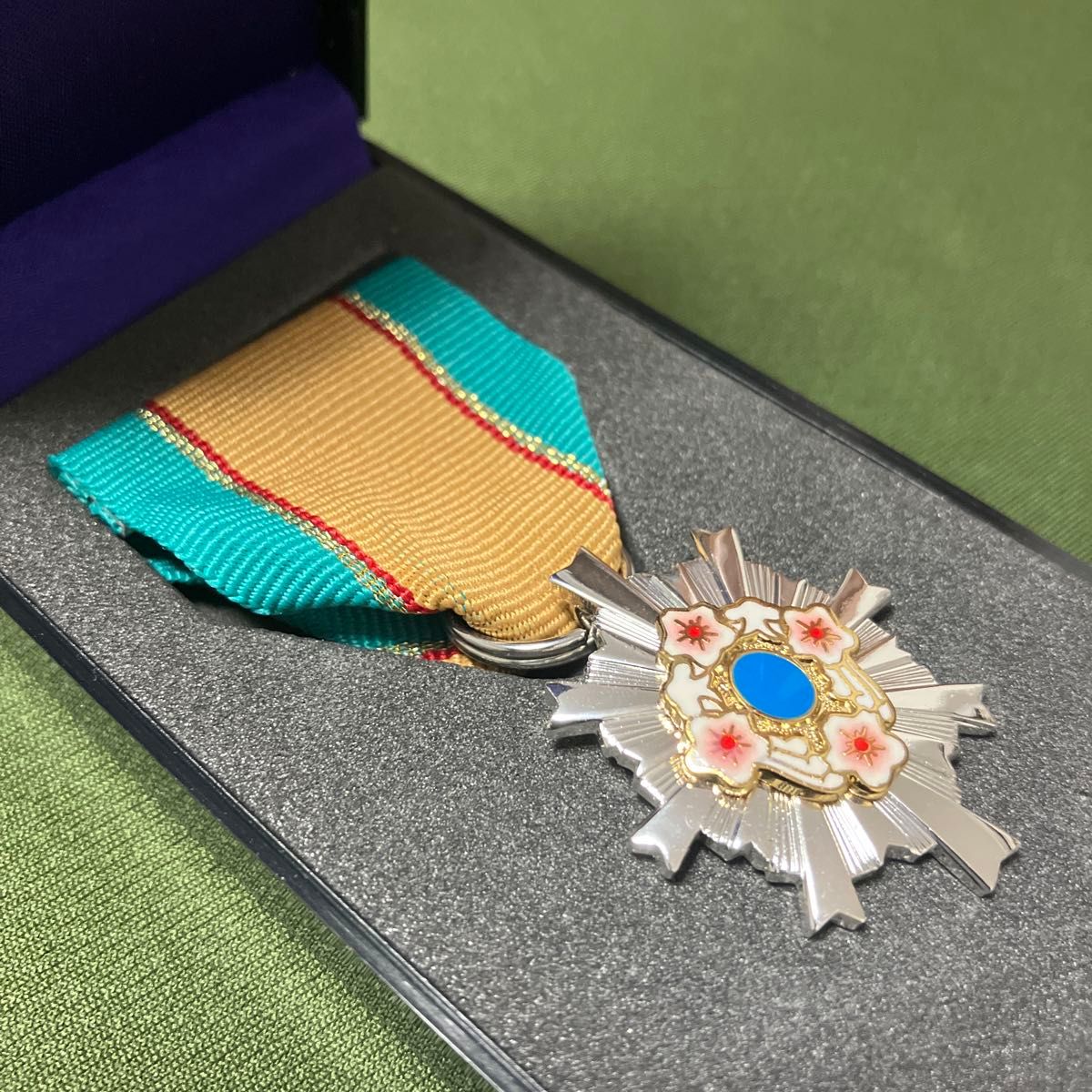 美品】防衛功労章 防衛記念章 第18号 災害派遣 勲章 徽章 記念章 美品】防衛功労章 防衛記念章 第18号 災害派遣 勲章 徽章 記念章