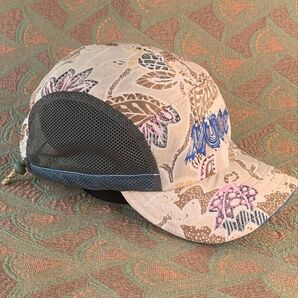 NUOM ピンクベージュxブルー 35gツバ6cm深さ普通 ランニングキャップ トレランキャップ