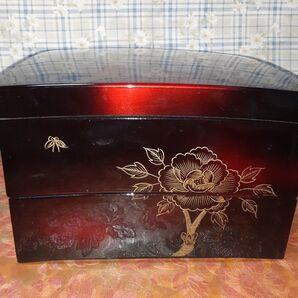 漆塗り 牡丹 蝶 金蒔絵 2段重箱 黒赤 グラデーション