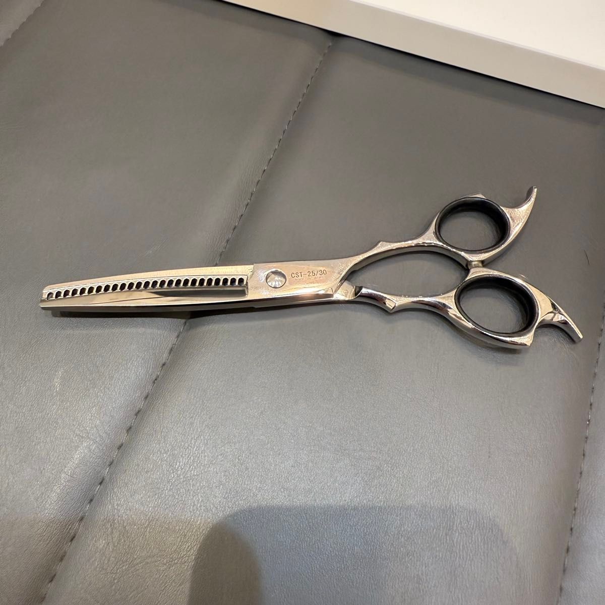 S2シザー(セニング)【状態Sランク】中古品箱付きセーム、ドライバー付き。 S2シザー(セニング)【状態Sランク】中古品箱付きセーム