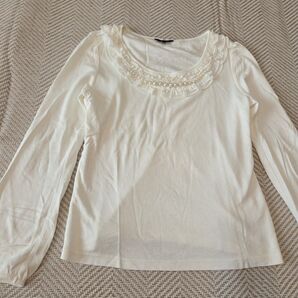 TO BE CHIC ホワイト フリル パール トップス サイズII