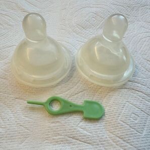 【同梱無料】純正 ビーンスターク 乳首 2個セット (母乳実感幅広タイプの哺乳瓶と互換性あり)、空気穴用の部品