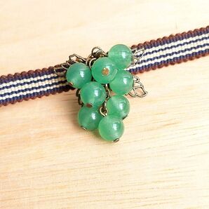 天然石が揺れる葡萄の帯留め 翡翠 アンティーク調 和装小物 ハンドメイド 秋 ブドウ ぶどう ハンドメイド